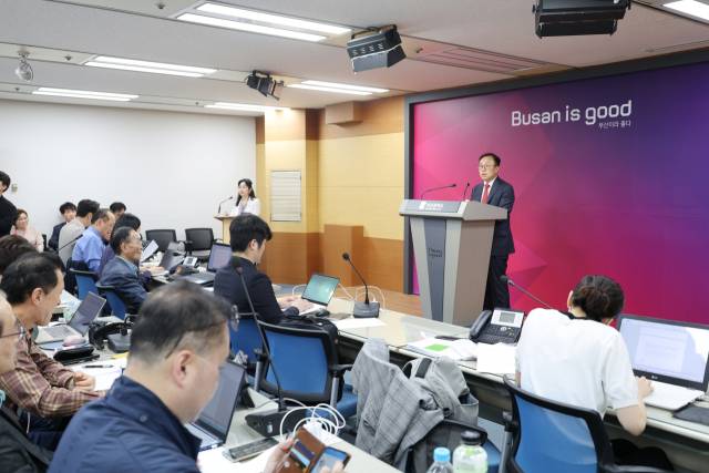 김광회 부산시 미래혁신부시장이 20일 기자회견을 갖고 가덕신공항 부지 조성 공사와 관련해 국토교통부의 즉각적인 재공고를 촉구했다. 부산시 제공
