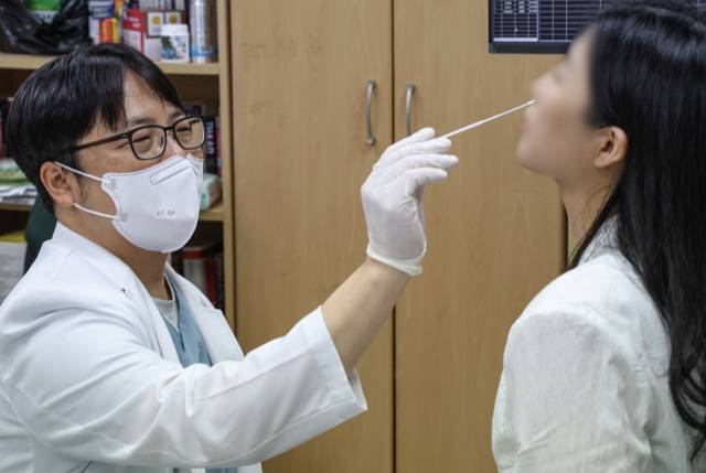 코로나19 확진자가 증가한 지난해 8월 부산의료원 외래진료실에서 의료진이 코로나 검사를 하고 있다. 부산일보DB