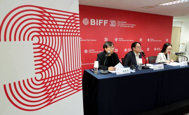 지난달 29일 열린 부산국제영화제 기자간담회에서 정한석 집행위원장과 박광수 이사장, 박가언 수석프로그래머(왼쪽부터)가 올해 9월 17일 개막하는 30주년 영화제에 대한 구상을 밝히고 있다. 정종회 기자 jjh@