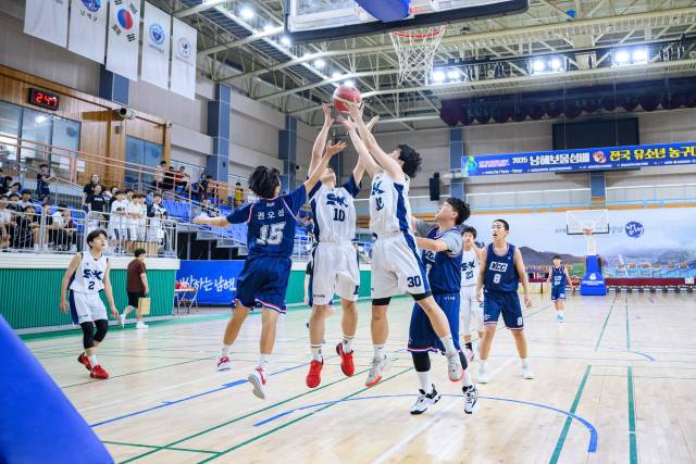 남해보물섬배 전국 유소년 농구대회에 참가한 선수들이 기량을 펼치고 있다./남해군/