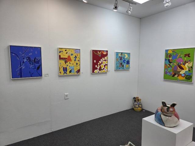 정지원 작가의 '사랑은 언제나 옳다' 에 출품된 작품들이 관람객을 기다리고 있다. 권예인 인턴