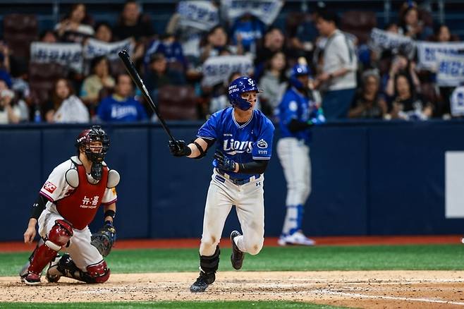 20일 오후 6시30분 서울 고척스카이돔에서 열린 '2025 신한 SOL 뱅크 KBO리그' 삼성 라이온즈와 키움 히어로즈와의 경기에서 구자욱이 적시타를 치고 있다. <삼성 라이온즈 제공>