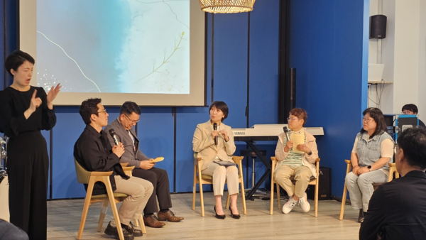 ㈔한국지체장애인협회 탐라장애인종합복지관이&nbsp;아산사회복지재단의 지원으로&nbsp;주관한 '정신장애인 당사자가 주도하는 고립 해소 프로젝트: 나의 인생 고(립)해(소)'의 하이라이트, 토크콘서트 '나의 인생 GO!해'가 지난 16일 복지관 내 '카페 1660'에서 성황리에 개최됐다.