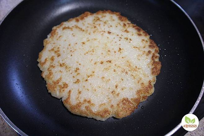 노릇하게 부쳐낸 감자전