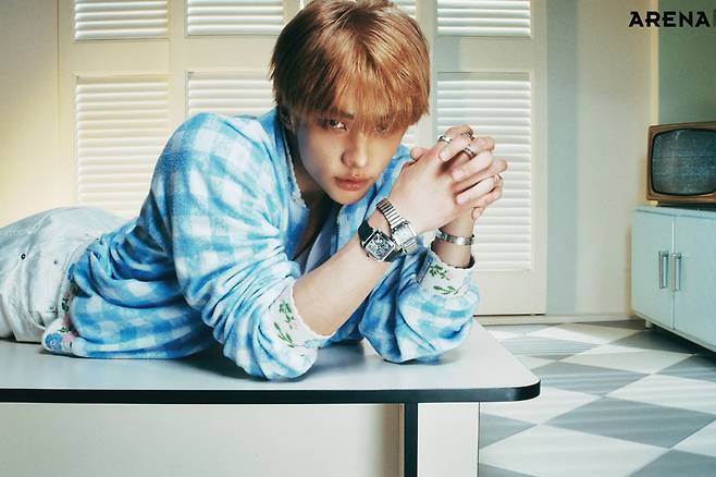 오른손에 착용한 (위부터) 스틸 케이스의 산토스 드 까르띠에 워치 스몰·산토스 뒤몽 마이크로 로터 스켈레톤 워치 라지·왼손에 착용한 브레이슬릿 (위부터) 화이트 골드 소재의 LOVE 브레이슬릿 스몰·화이트 골드 소재의 LOVE 브레이슬릿 클래식·오른손 검지에 착용한 화이트 골드 소재의 LOVE 링 스몰·중지의 저스트 앵 끌루 링 클래식·왼손 검지에 착용한 로듐 도금 화이트 골드 소재의 클래쉬 드 까르띠에 링 미디엄·약지의 화이트 골드 LOVE 링 클래식 모두 까르띠에 제품.  체크 패턴 재킷 안나 수이, 팬츠 드리스 반 노튼 by 분더샵, 슬리브리스 톱 스타일리스트 소장품.