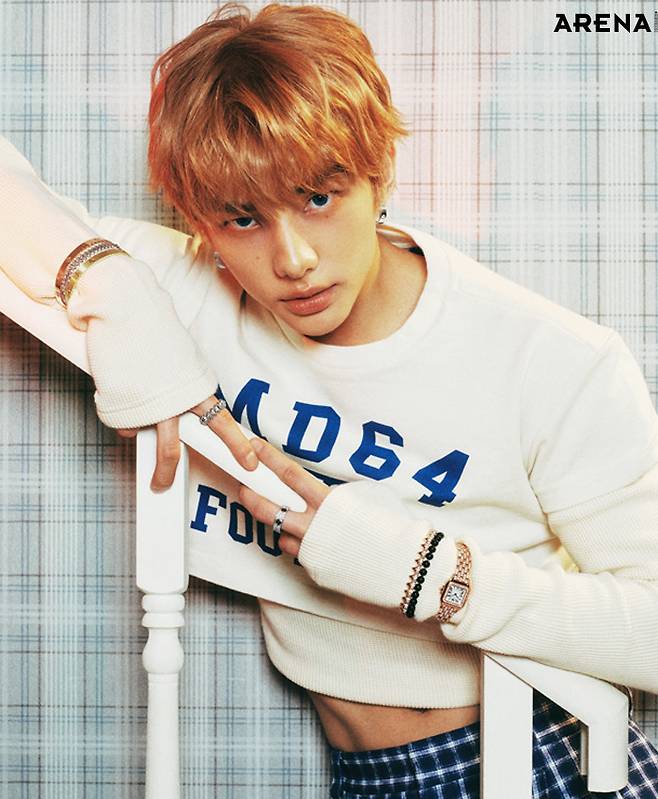 오른손에 착용한 (왼쪽부터) 핑크 골드 소재 LOVE 브레이슬릿 클래식·로듐 도금 화이트 골드 소재의 클래쉬 드 까르띠에 브레이슬릿 미디엄·옐로 골드 LOVE 브레이슬릿 미디엄·검지의 로듐 도금 화이트 골드 클래쉬 드 까르띠에 링 미디엄·왼손에 착용한 브릴리언트 컷 다이아몬드와 오닉스 세팅의 클래쉬 드 까르띠에 브레이슬릿 플렉시블 라지·브릴리언트 컷 다이아몬드가 세팅된 핑크 골드 케이스의 팬더 드 까르띠에 워치·중지의 화이트 골드 LOVE 링 클래식·화이트 골드 LOVE 이어링 클래식 모두 까르띠에 제품. 체크 패턴 팬츠 ERL, 레이어드 니트 톱 스타일리스트 소장품.