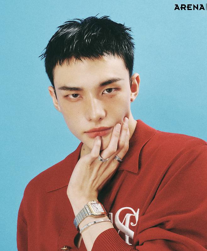 왼손에 착용한 옐로 골드 베젤과 스틸 케이스의 산토스 드 까르띠에 워치 미디엄·화이트 골드 LOVE 브레이슬릿 스몰·검지의 화이트 골드와 블랙 세라믹의 트리니티 링 미디엄·약지의 블랙 세라믹과 브릴리언트 컷 다이아몬드가 세팅된 LOVE 링 클래식 모두 까르띠에 제품. 니트 카디건 마수 by 무이 제품.