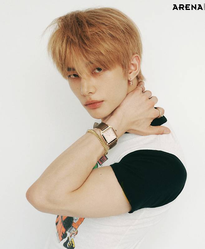 왼손에 착용한 핑크 골드 케이스의 산토스 뒤몽 워치 엑스트라 라지·옐로 골드 소재의 클래쉬 드 까르띠에 브레이슬릿 미디엄·검지의 핑크 골드 LOVE 링 클래식·소지의 핑크 골드 클래쉬 드 까르띠에 링 더블 로우·핑크 골드 클래쉬 드 까르띠에 링 미디엄·핑크 골드 클래쉬 드 까르띠에 싱글 이어링 라지 모두 까르띠에 제품. 그래픽 티셔츠 스타일리스트 소장품.