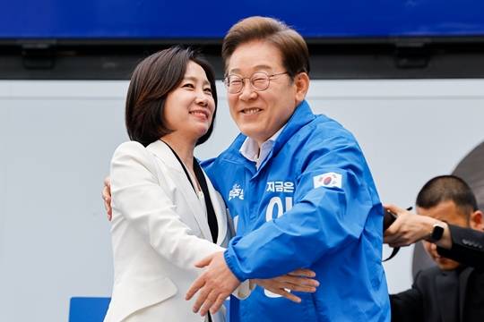 허은아 전 개혁신당 대표가 어제(19일) 오후 서울 영등포구 유세 현장을 찾아 이재명 더불어민주당 대선 후보 지지를 선언하며 포옹하고 있다. (출처 : 뉴스1)