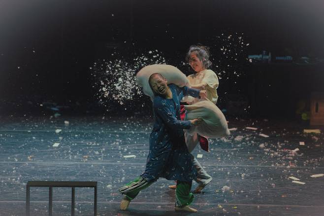 무버 ‘안녕 2025’의 공연 장면(사진=바키)