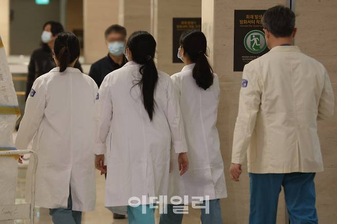 서울 한 대형병원에서 의료진들이 이동하고 있다. (사진=이영훈 기자)