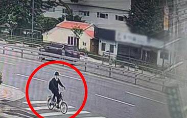 청주시 흥덕구 오송의 한 버스 정류장에서 80대 지인을 흉기로 살해한 뒤 자전거를 타고 도주하는 A씨. (사진=연합뉴스TV)