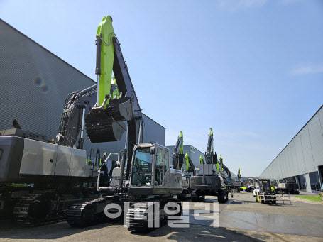 지난 14일 중국 중부 후난성 창사시 줌라이언 공장 앞에 중장비들이 세워져있다. (사진=이데일리 이명철 특파원)