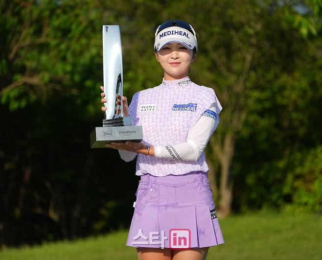 이예원이 18일 강원 춘천시의 라데나GC에서 열린 KLPGA 투어 두산 매치플레이 결승에서 황유민을 꺾고 우승, 트로피를 들고 기념 촬영을 하고 있다.(사진=이데일리 골프in 조원범 기자)