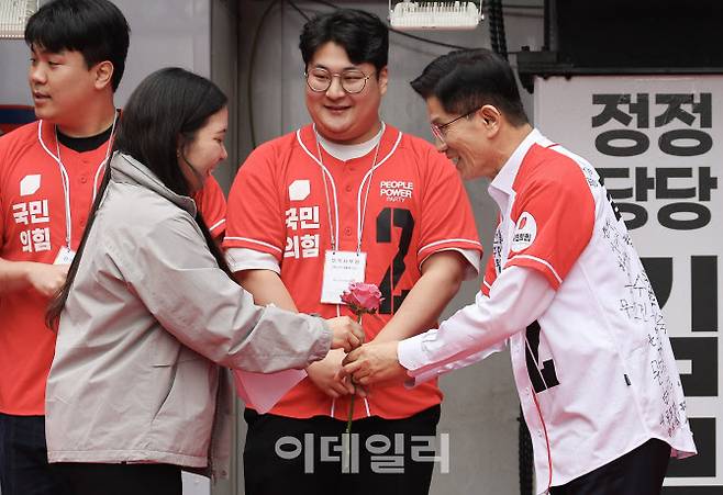 [이데일리 방인권 기자] 김문수 국민의힘 대선 후보가 19일 오전 서울 중구 청계광장에서  열린 “청년이 바라는 대한민국“ 정책공약에서 한 청년으로부터 장미꽃을 선물받고 있다.