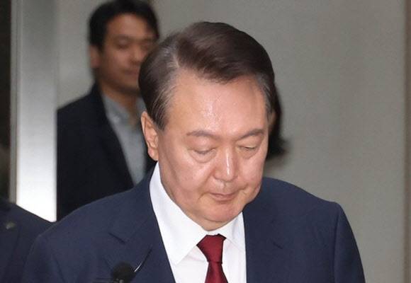 윤석열 전 대통령이 19일 서울 서초구 서울중앙지방법원에서 열린 내란 우두머리 혐의, 직권남용 권리행사방해 혐의 사건 4차 공판을 마친 후 법정을 나서고 있다. [사진=연합뉴스]