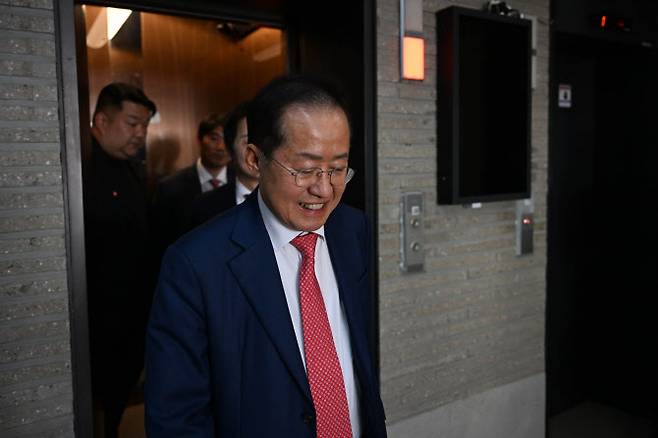 지난달 29일 서울 여의도 국민의힘 당사에서 열린 제21대 대통령 후보자 국민의힘 3차 경선 진출자 발표 행사에서 경선에 탈락 후 정계은퇴 의사를 밝힌 홍준표 후보가 당사를 나서고 있다. (사진=국회사진기자단)