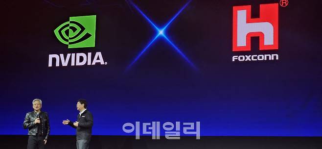 20일(현지시간) 대만 타이베이 난강2전시관에서 개최된 ‘컴퓨텍스(COMPUTEX) 2025’의 류양웨이 폭스콘 최고경영자(CEO) 기조강연에서 젠슨황 CEO가 참여해 발언하고 있다. (사진=김아름 기자)