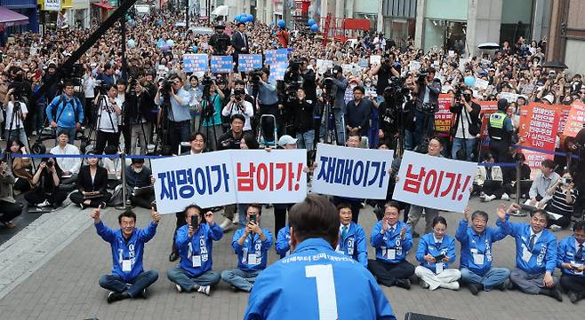 이재명 더불어민주당 대선 후보가 13일 대구 중구 동성로 광장에서 열린 집중유세에서 연설을 마친 뒤 시민들에게 감사인사를 하고 있다. (사진 = 공동취재단)