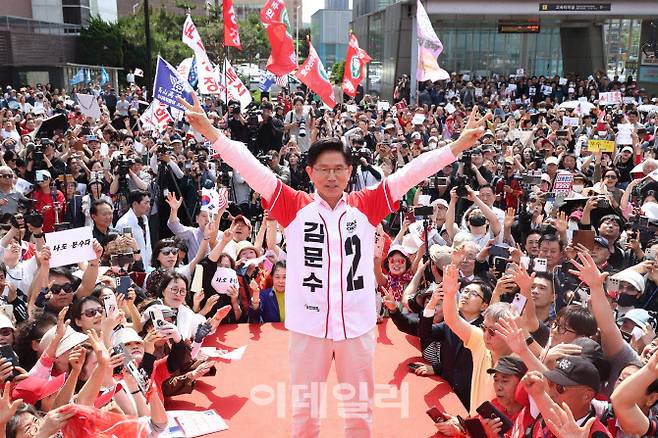 [이데일리 방인권 기자] 김문수 국민의힘 대선후보가 20일 서울 서초구 고속터미널 광장 유세에서 지지를 호소하고 있다.