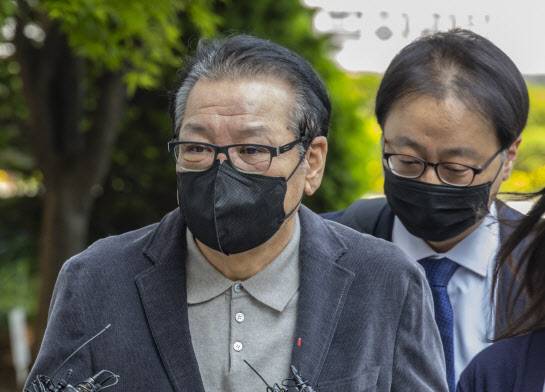 2018년 지방선거 공천헌금 의혹 혐의를 받는 ‘건진법사’ 전성배 씨가 지난 12일 서울 양천구 서울남부지법에서 열린 1심 두 번째 공판에 출석하고 있다.(사진=연합뉴스)