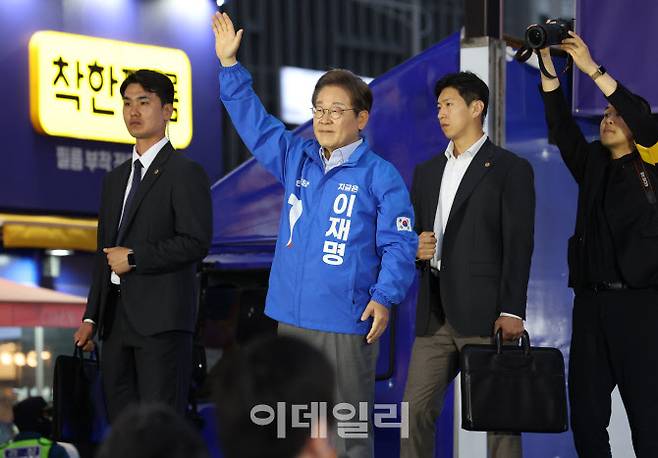 이재명 더불어민주당 대선 후보가 20일 오후 경기 김포시 구래동 구래역 문화의 거리에서 열린 유세에서 연설을 마친 후 손을 들어 인사하고 있다. (사진=이데일리 노진환 기자)