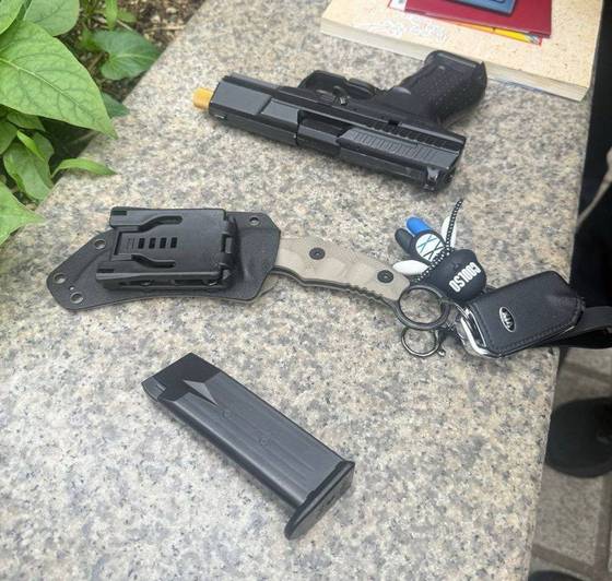 더불어민주당 당사 근처에서 흉기를 소지하고 있던 30대 남성이 경찰에 붙잡혔다. 사진은 남성이 소지하고 있던 흉기들.