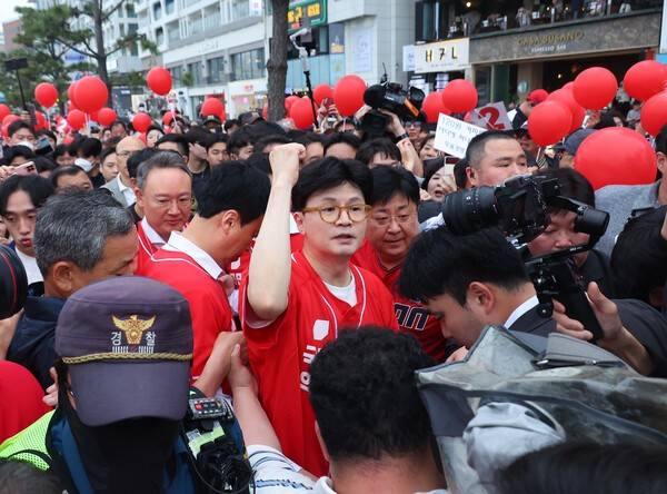 한동훈&nbsp;전 국민의힘 대표가 20일 오후 부산 수영구 광안리해수욕장을 찾아 취재진 질문에 답하고 있다. 한 전 대표는 공식선거운동 이후 이날 첫 현장유세에 나섰다. 2025.5.20 / 연합뉴스