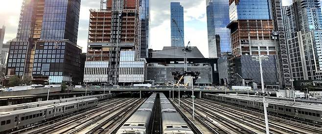 철도 지하화를 통해 성공적인 도시 재생을 이룬 대표적인 사례인 미국 뉴욕의 허드슨 야드 프로젝트. 허드슨 야드는 맨해튼 서쪽 대규모 철도차량기지 위에 플랫폼을 설치하고, 그 위에 초고층 빌딩과 공원, 상업·문화시설 등을 조성한 세계 최대 규모의 민간 도시개발 사업이다.(SBI Consultants 제공)