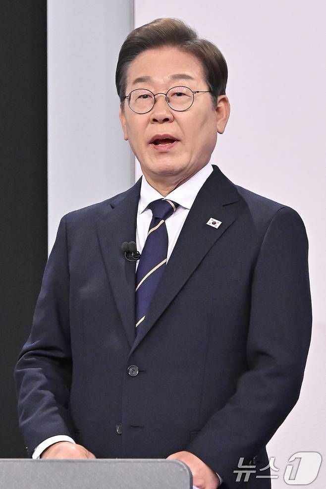 이재명 더불어민주당 대통령 후보가 18일 서울 마포구 SBS프리즘타워에서 열린 중앙선거방송토론위원회 주관 제21대 대통령선거 후보자 토론회에서 발언하고 있다. 2025.5.18/뉴스1 ⓒ News1 국회사진취재단