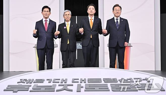 18일 서울 마포구 SBS프리즘타워에서 열린 중앙선거방송토론위원회 주관 제21대 대통령선거 후보자토론회에서 각 정당 대선 후보들이 선전을 다짐하고 있다. 왼쪽부터 국민의힘 김문수, 민주노동당 권영국, 개혁신당 이준석, 더불어민주당 이재명 대통령 후보. 2025.5.18/뉴스1 ⓒ News1 국회사진취재단