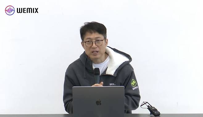 김석환 위믹스재단 대표가 3일 경기 성남시 판교역 테크원타워에서 긴급 기자간담회를 열고 재상폐 관련 입장을 밝히고 있다.(위믹스 유튜브 채널 갈무리)2025.5.3/뉴스1