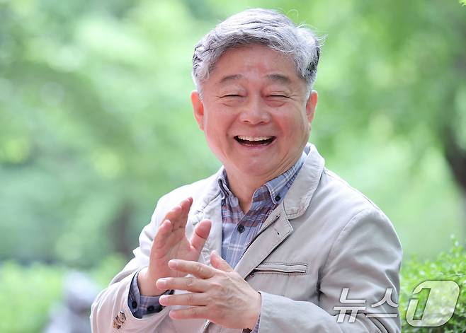 이창규 화백이 19일 서울 중구 정동 프란치스코회관 산다미아노 갤러리에서 뉴스1과 인터뷰를 갖고 있다. ⓒ News1 박지혜 기자