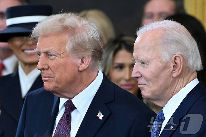도널드 트럼프 미국 대통령이 18일(현지시간) 조 바이든 전 대통령의 전립선암 진잔 소식에 "깊은 슬픔을 느낀다＂면서 회복을 기원했다. 사진은 지난 1월 20일(현지시간) 워싱턴DC의 미 의회의사당 로툰다에서 열린 도널드 트럼프 제47대 미국 대통령 취임식에서 두 사람이 나란히 서 있는 모습. 2025.01.20. ⓒ 로이터=뉴스1 ⓒ News1 류정민 특파원