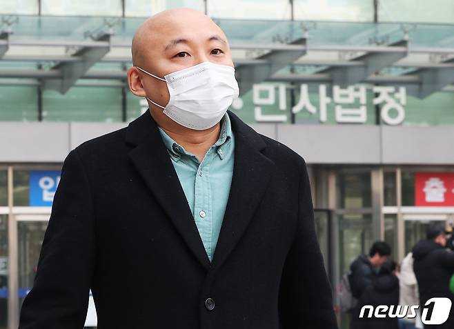 웹툰작가 주호민이 1일 오전 경기 수원시 영통구 수원지방법원을 나오고 있다.(공동취재) 2024.2.1/뉴스1 ⓒ News1 김영운 기자