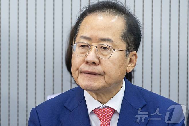 제21대 대통령후보자 국민의힘 3차 경선 진출자를 발표하는 29일 오후 서울 여의도 국민의힘 중앙당사에서 홍준표 후보가 결과를 기다리고 있다. 2025.4.29/뉴스1 ⓒ News1 국회사진취재단