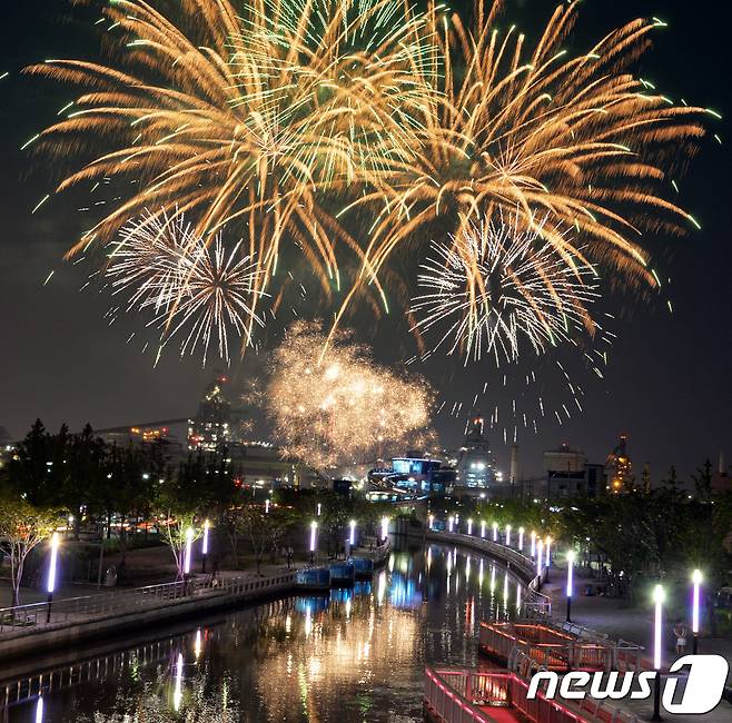 지난해 열린 포항국제불빛축제 당시  국내 유일의 도심운하인 포항운하 위로 화려한 불꽃이 수놓고 있다. (뉴스1 자료, 재판매 및 DB 금지)ⓒ News1 최창호 기자