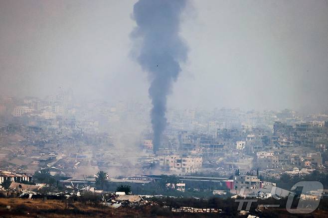 이스라엘의 가자지구 공습으로 18일(현지시간) 가자지구 접경지역에 폭격으로 인해 연기가 피어오르고 있다. ⓒ AFP=뉴스1