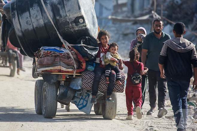팔레스타인 시민들이 19일(현지시간) 소지품을 챙겨 가자 지구를 떠나고 있다.  ⓒ AFP=뉴스1