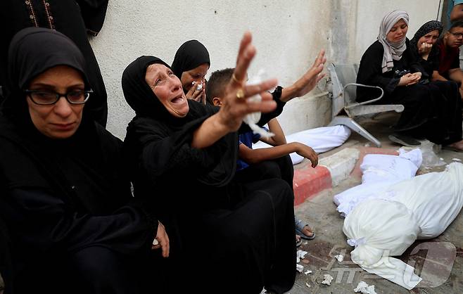 18일(현지시간) 가자지구 알 시파 병원에서 이스라엘 공습으로 사망한 팔레스타인의 장례식에서 참석자들이 오열하고 있다. ⓒ 로이터=뉴스1