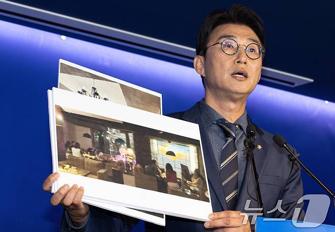 노종면 더불어민주당 선거대책위원회 대변인이 19일 오후 서울 여의도 더불어민주당사에서 기자회견을 열고 지귀연 서울중앙지법 부장판사 룸살롱 출입 증거 사진을 공개하고 있다. 2025.5.19/뉴스1 ⓒ News1 이재명 기자