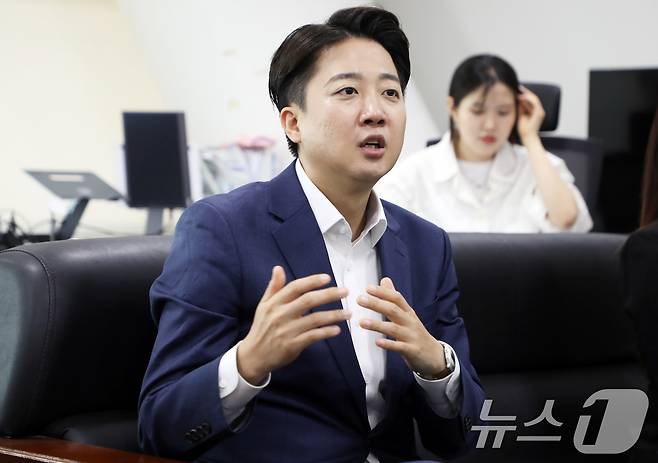 이준석 개혁신당 대통령 후보가 20일 광주광역시의회 기자실을 찾아 지역 기자단과 질의응답하고 있다. 2025.5.20/뉴스1 ⓒ News1 이수민 기자