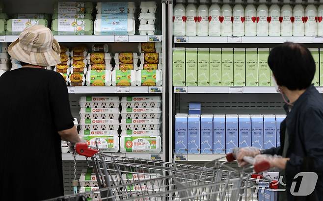 동물복지 인증 축산물을 둘러보고 있는 소비자들 ⓒ 뉴스1 이승배 기자