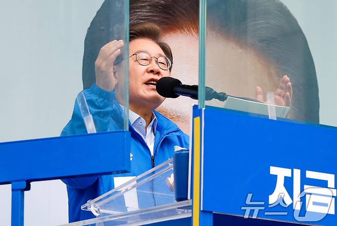이재명 더불어민주당 대통령 후보가 수도권 표심잡기에 나선 20일 경기 의정부시 로데오거리를 찾아 방탄 유리막 안에서 지지를 호소하고 있다. 2025.5.20/뉴스1 ⓒ News1 안은나 기자