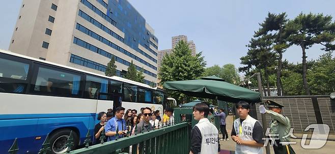 톈진 거주 교민들이 대사관에서 마련한 셔틀버스에서 내려 주중대사관으로 들어가고 있다.  ⓒ News1 정은지 특파원