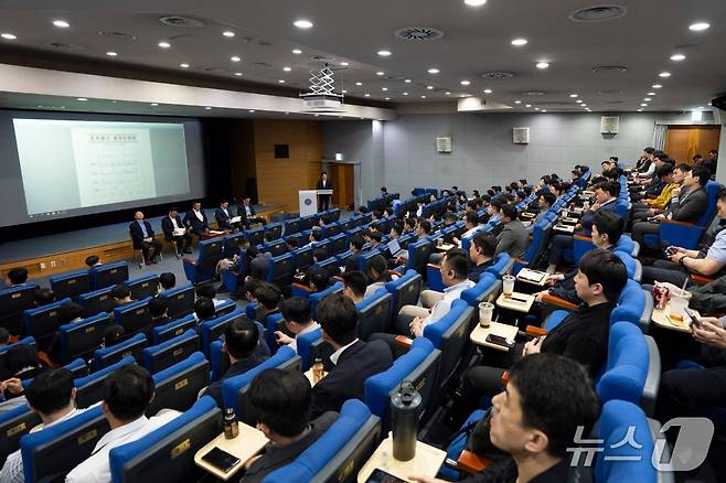 대통령경호처는 지난 4월 말 조직쇄신의 구체적인 실행 방안 마련을 위해 전 직원이 참여해 자유롭게 의견을 개진하는 공개토론회를 개최했다. (대통령경호처 제공)