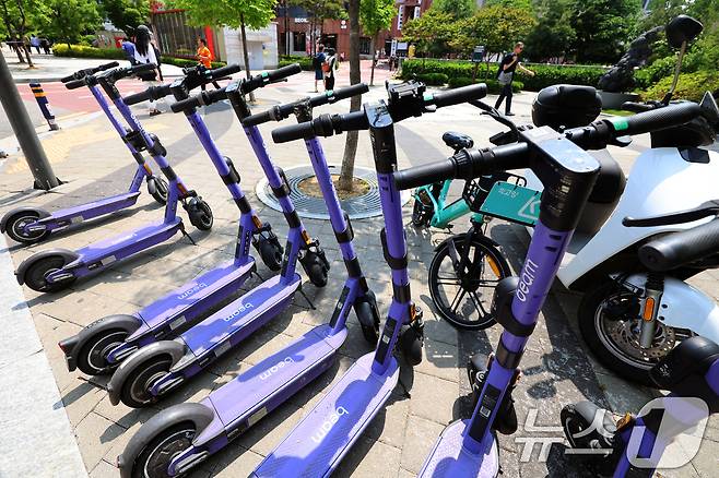 13일 서울 마포구 홍대 레드로드에 전동킥보드가 서있다. 2025.5.13/뉴스1 ⓒ News1 황기선 기자