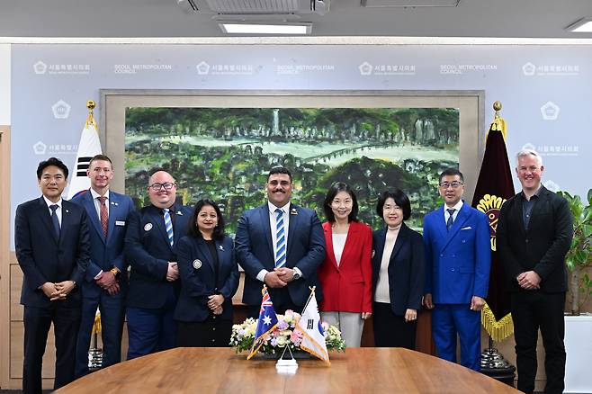 최호정 서울시의장이 호주 스트라스필드시장단과 단체사진을 촬영하고 있다. (서울시의회 제공)