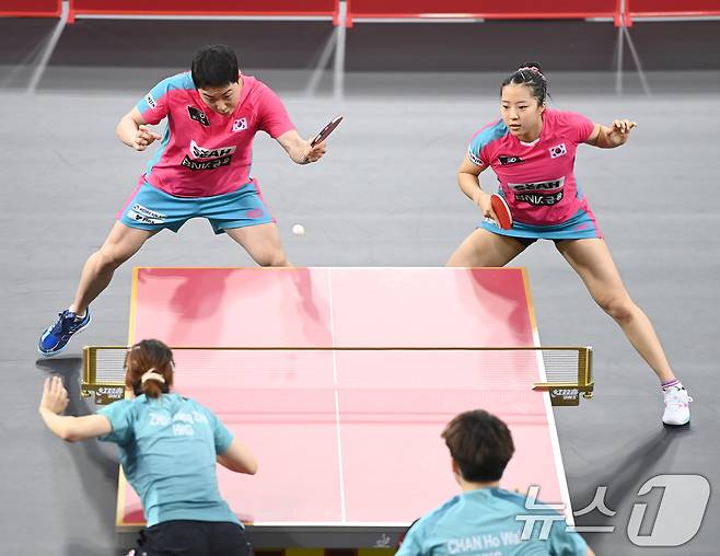 임종훈, 신유빈이 18일 카타르 도하 카타르대학교 스포츠 콤플렉스에서 열린 2025 국제탁구연맹(ITTF) 세계선수권대회 혼성복식 64강 홍콩 챈 볼드윈, 주청주 조와 경기를 펼치고 있다. (사진공동취재단) 2025.5.18/뉴스1 ⓒ News1 김명섭 기자