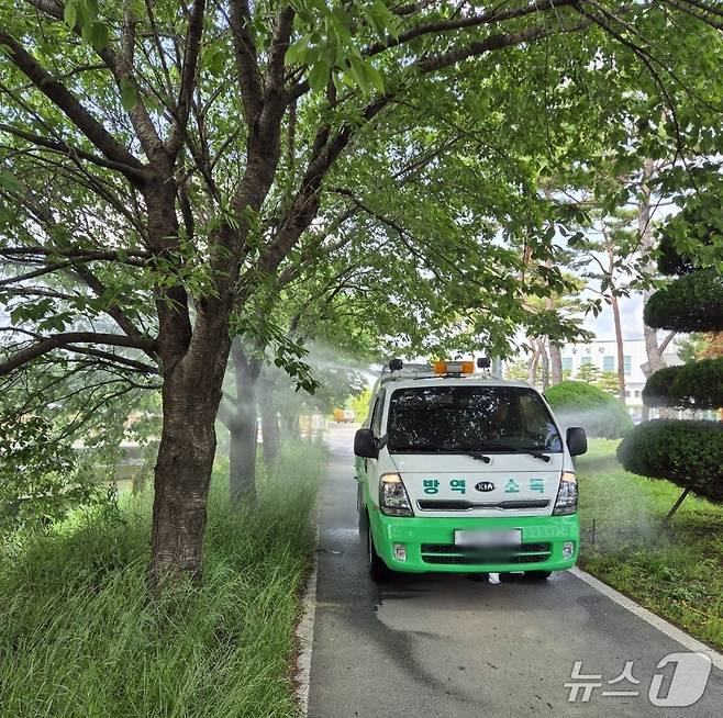 붉은벌레 출몰 지역에 방역 중인 차량(청주시 제공. 재판매 및 DB금지)/뉴스1